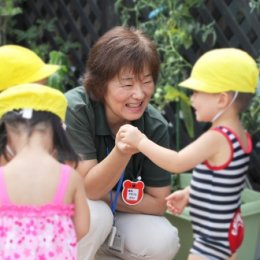 園児と遊ぶ園長