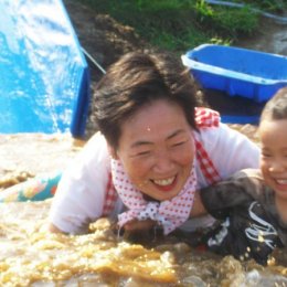 どろんこになって遊ぶ園児と園長