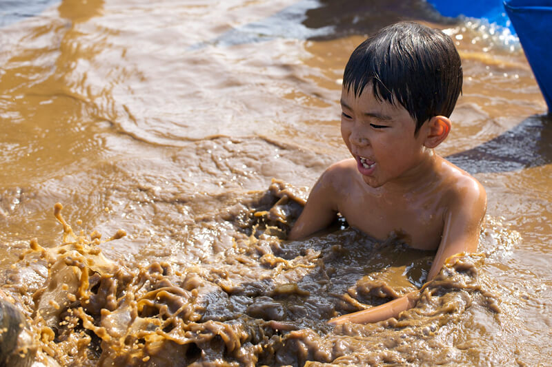 気持ちよさそうに遊ぶ園児