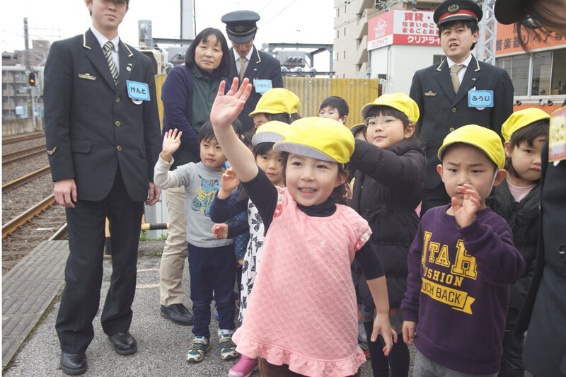 運転手さんに手を振る園児