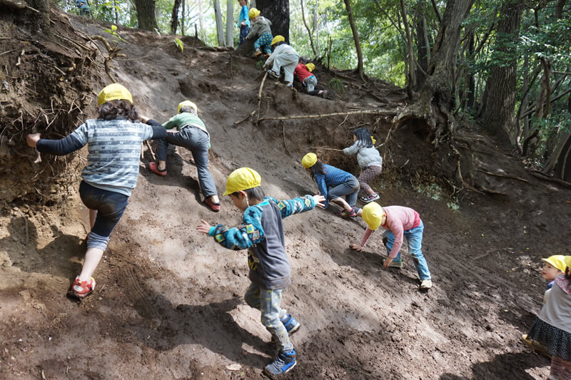 斜面を登る子どもたち