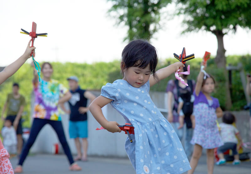 鳴子踊りを披露する子どもたち