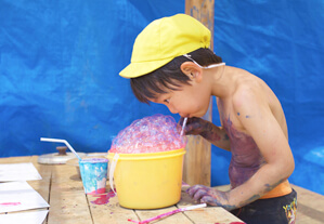 泡のケーキを作る園児