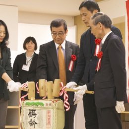 開所式で鏡開きをしている安永愛香と来賓者