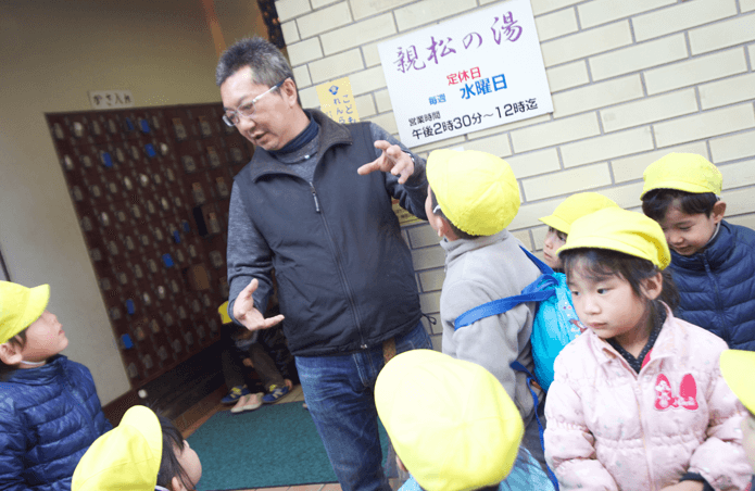 子どもたちと話す堀さん