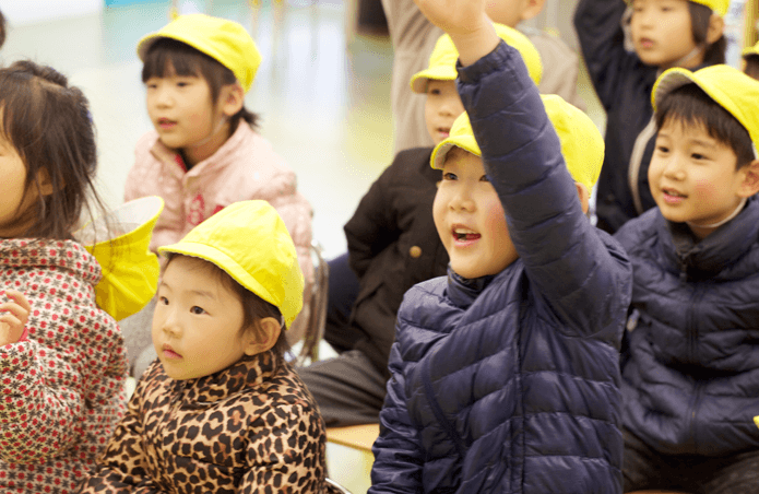 紙芝居をみて質問する子どもたち