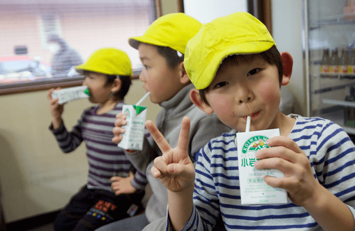 お風呂上がりの牛乳を飲む子ども