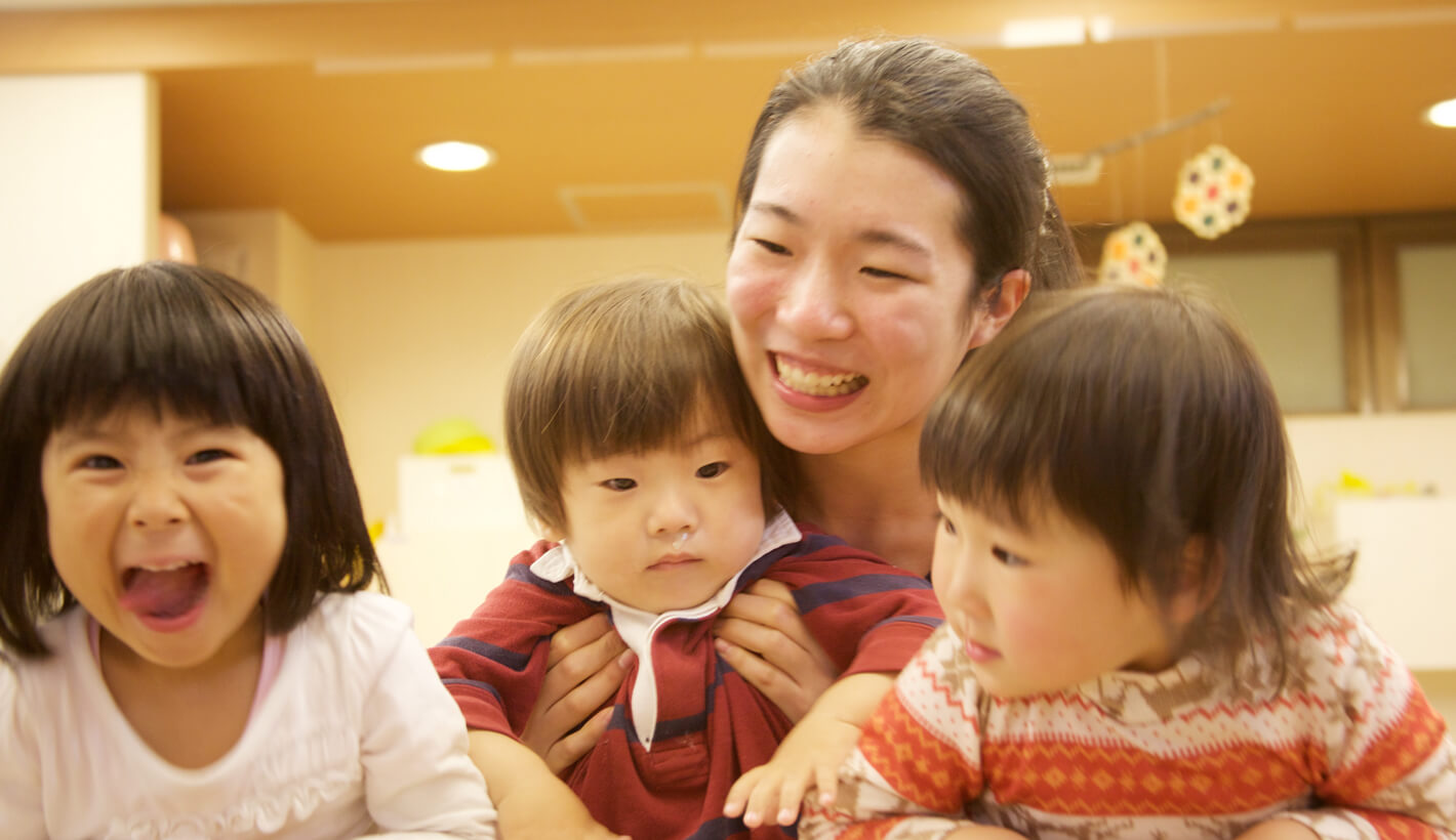 インタビュー中も子どもたちに囲まれ大人気の笠間さん