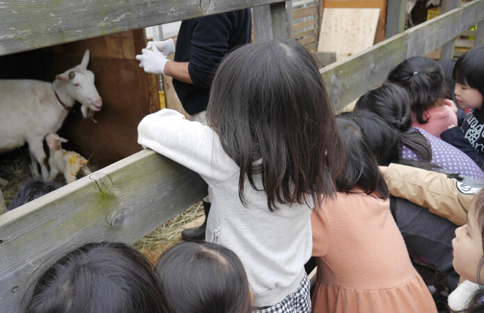 出産を見守る子どもたち