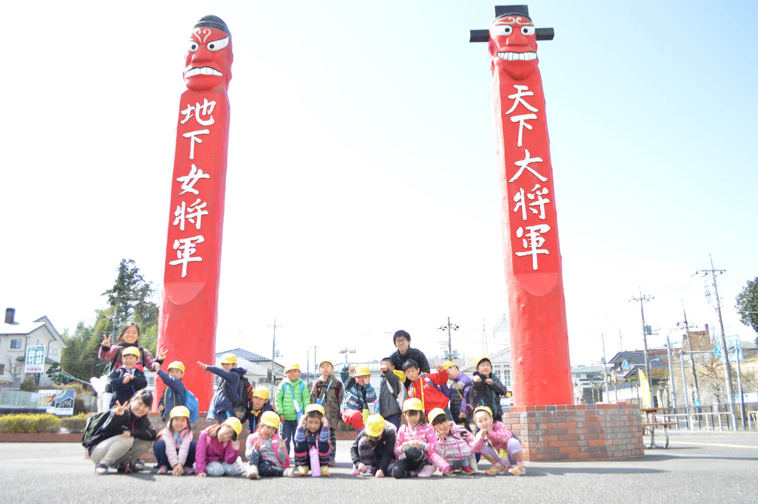 高麗駅前で記念撮影