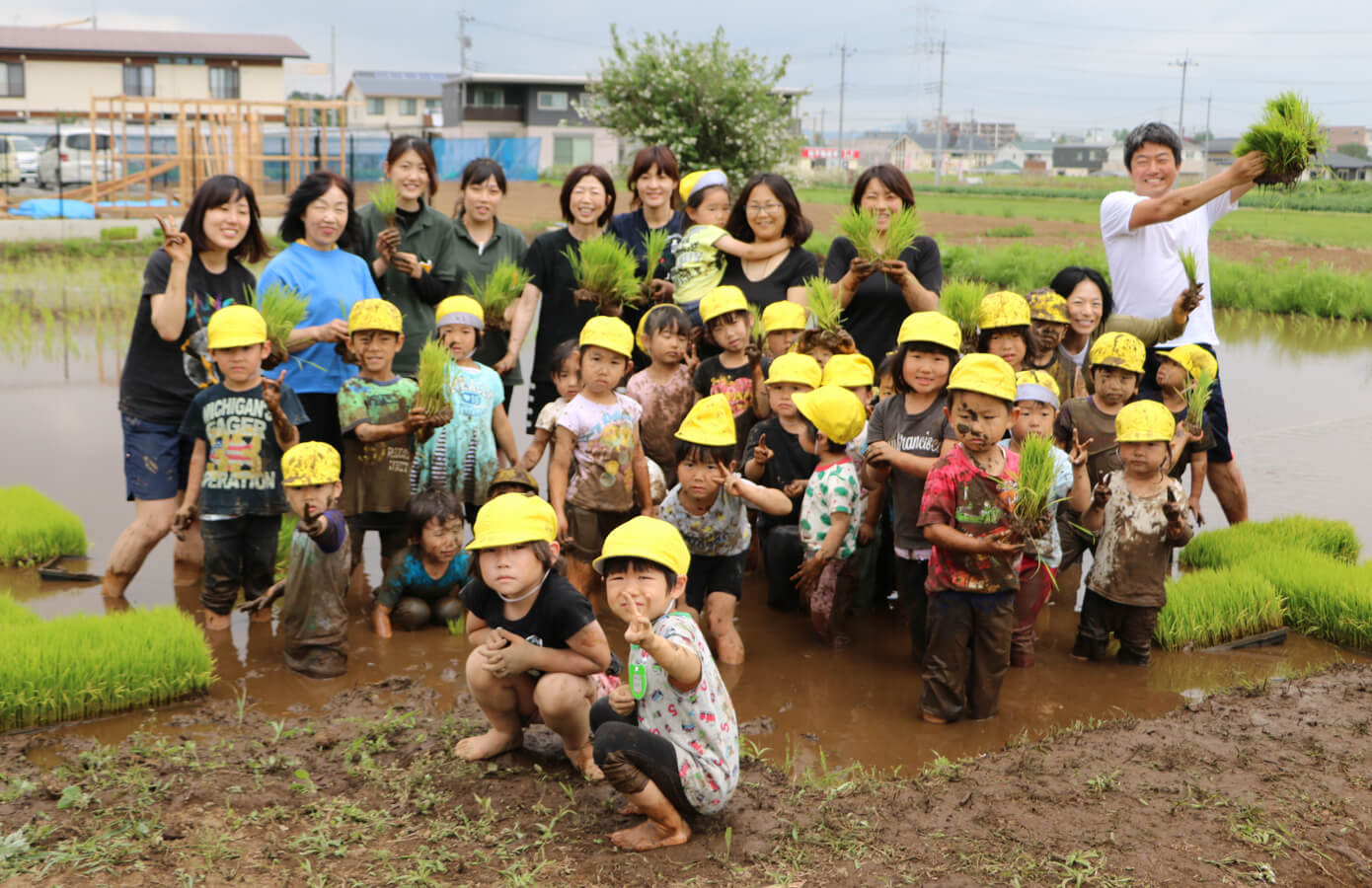 田植え後に全員で集合写真