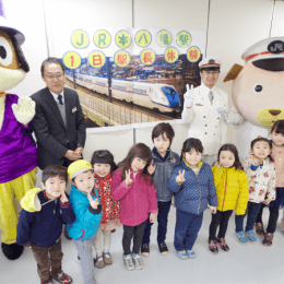 「駅長犬」「シャポーちゃん」と園児たち