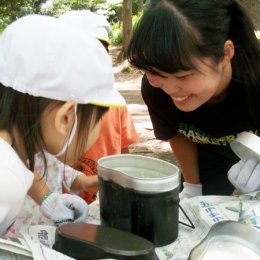 園児とカレーを作る学生