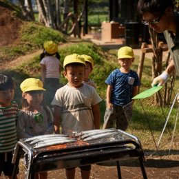 秋刀魚が焼けるのを待つ子ども達