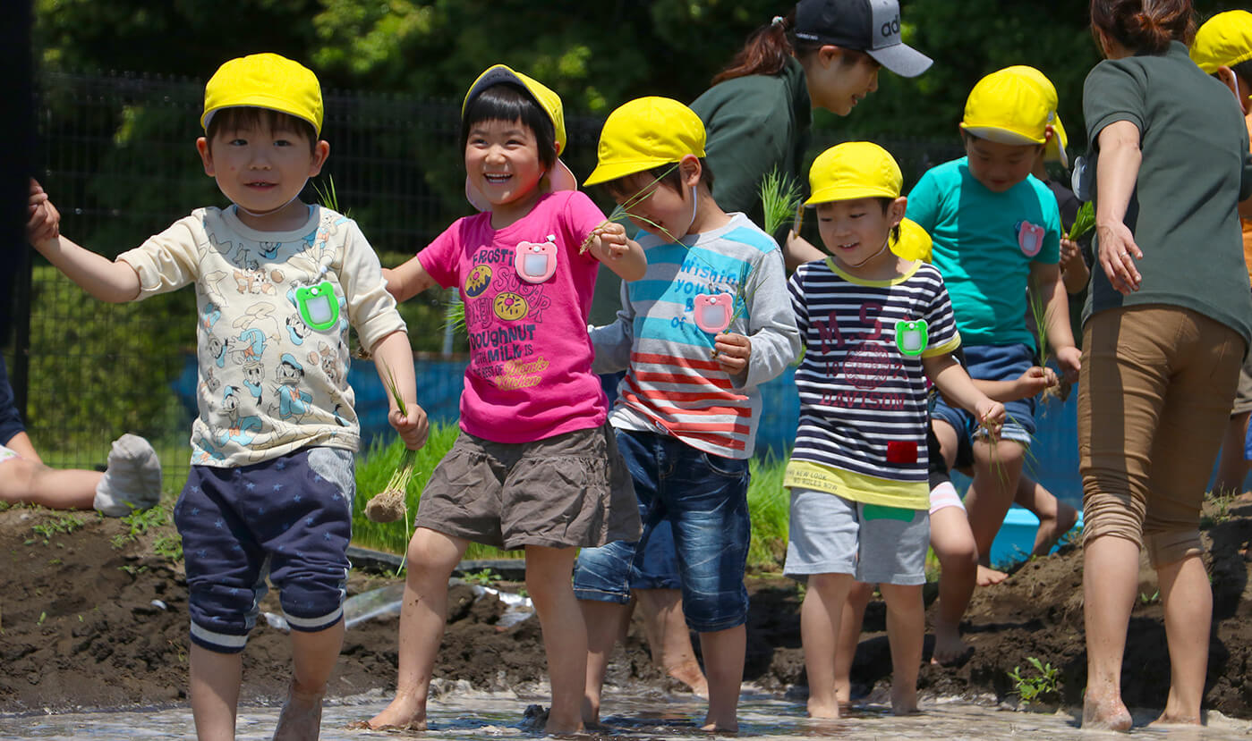 嬉しそうに田んぼに入ってくる子どもたち