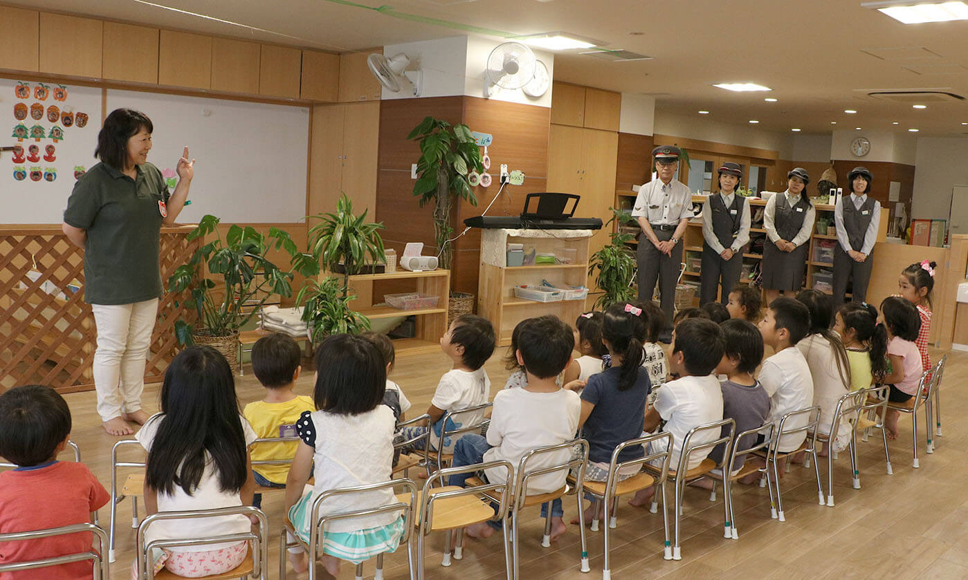 「この方々は、何のお仕事をされている方が知っていますか？」宮崎園長の問いに、大きな声で「えきをまもるひと！！」