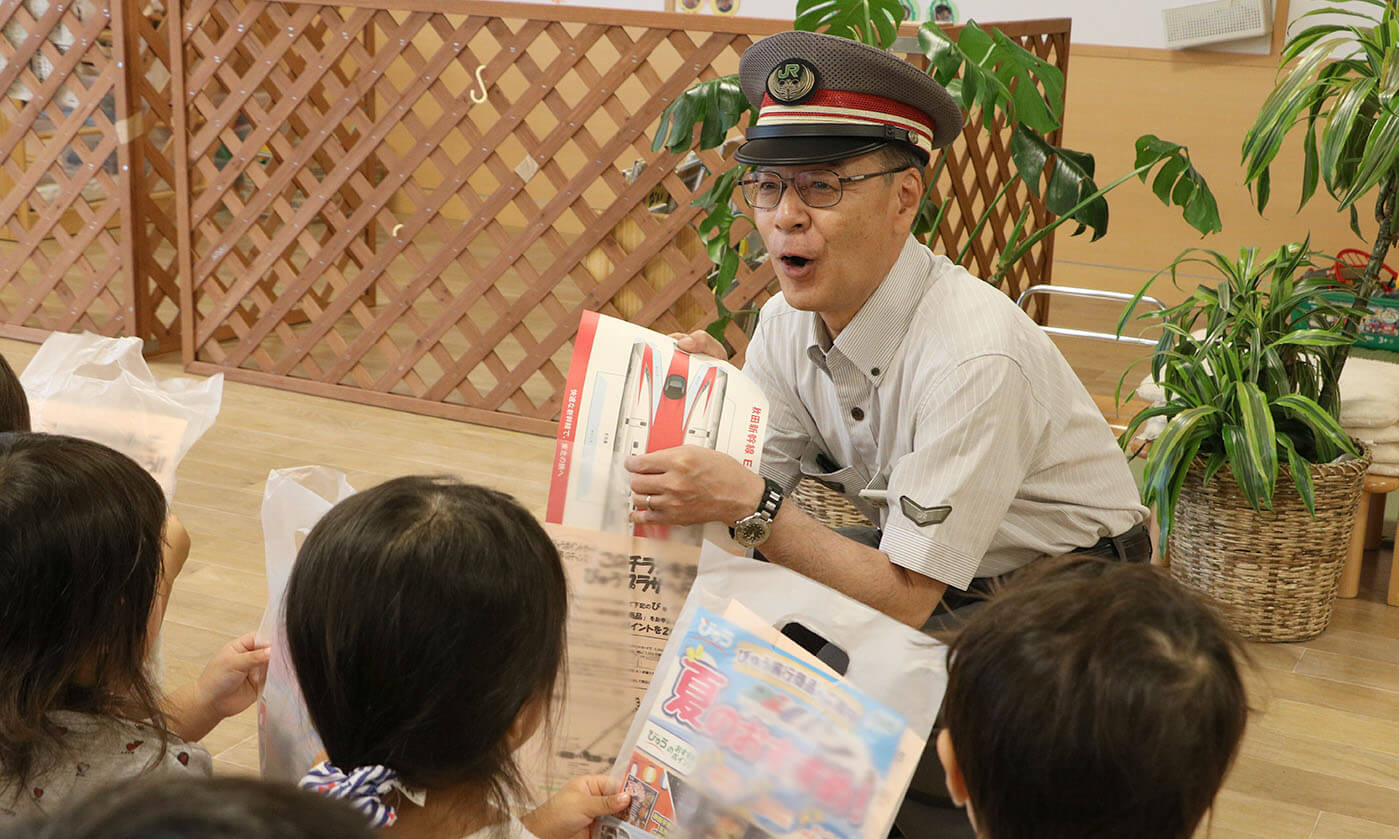 電車に詳しい子どもに「すごいね、良く知ってるね～」と、駅長の芹澤さんもビックリ！