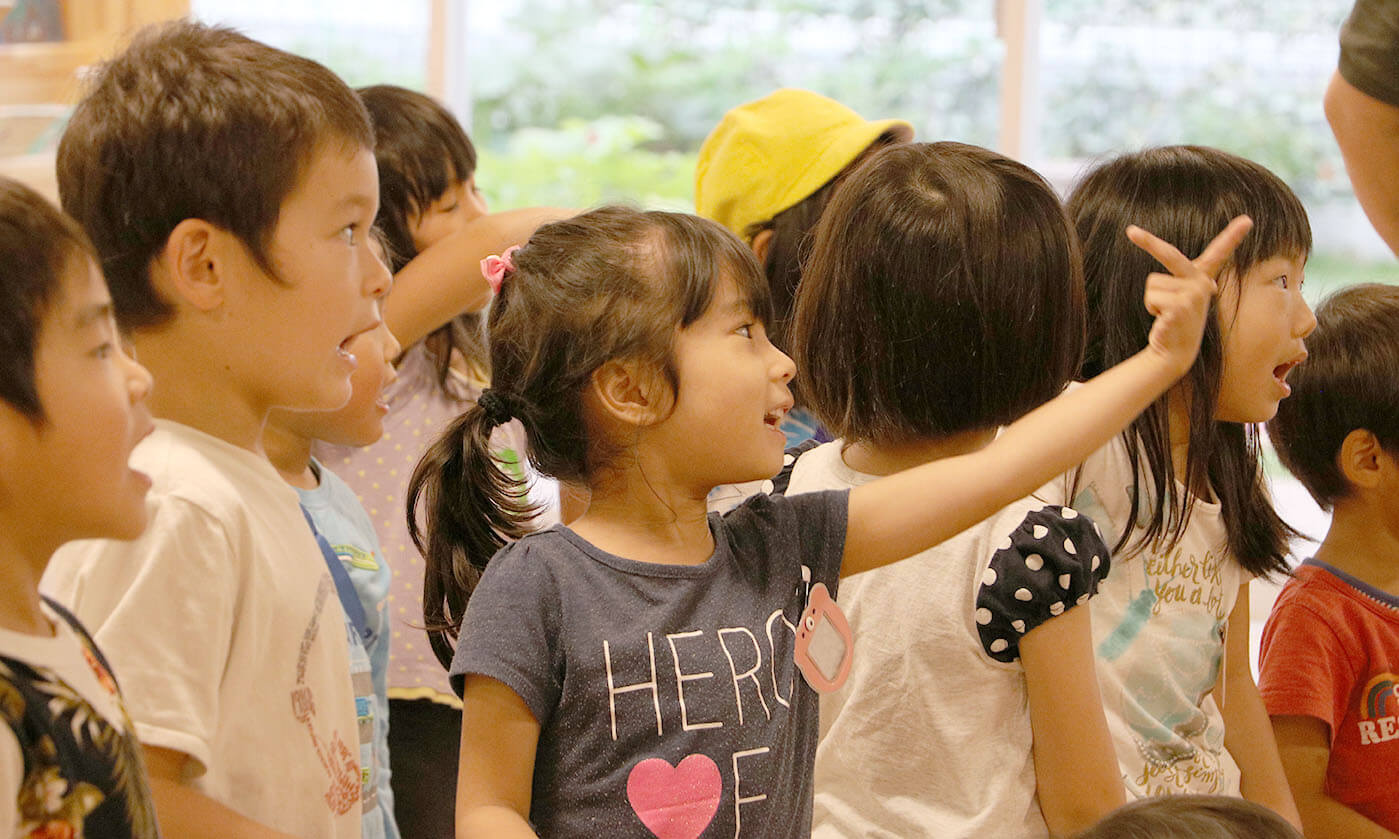 子どもたちから、ありがとうの気持ちを込めて「にじ」の大合唱