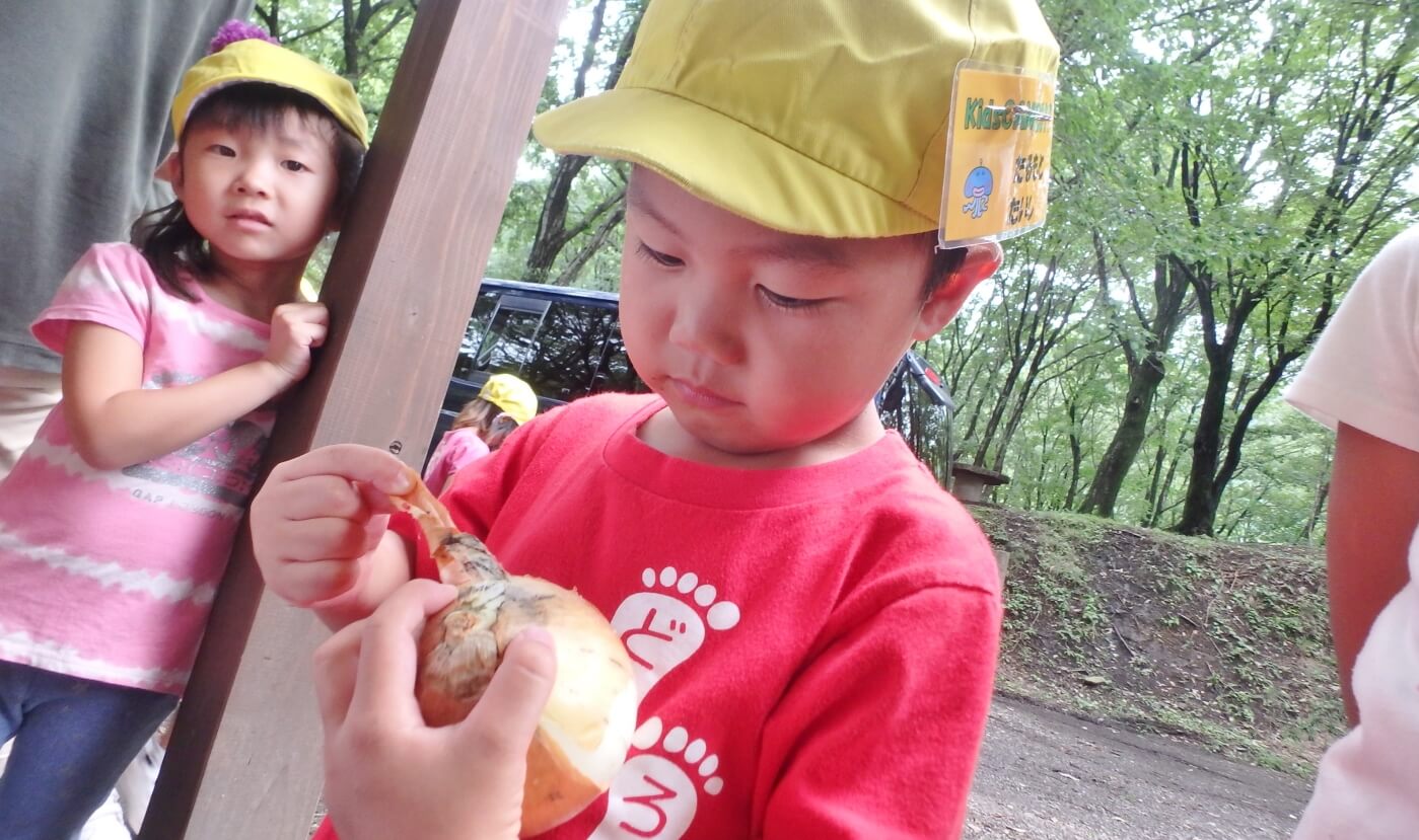 食事はキャンプの定番カレー！手を動かして自給自足の面白さを体験。