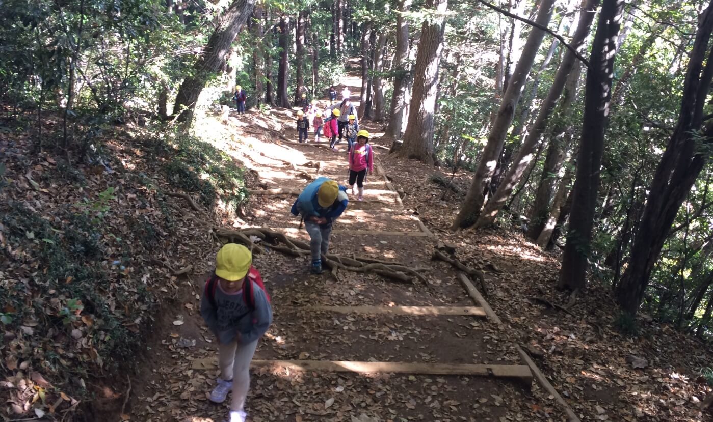 山道を進む子どもたち