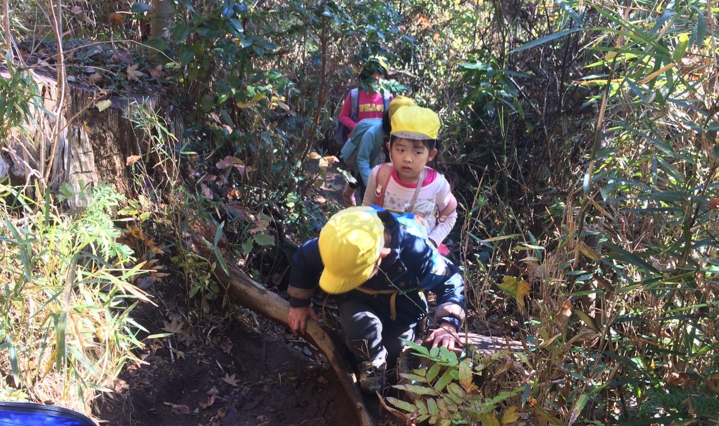 細い山道を進む子どもたち