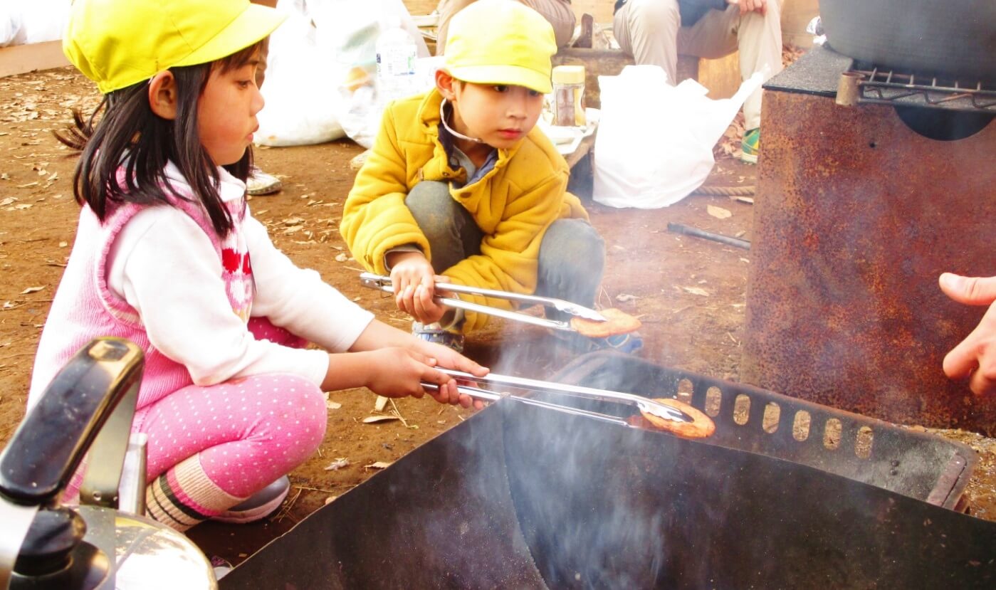 草加せんべいを作る子どもたち