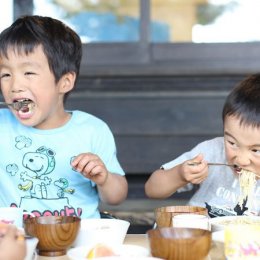 給食を食べる園児