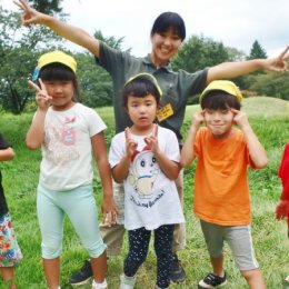 キャンプ中の園児と保育士