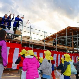 宮下どろんこ保育園の上棟式で餅まきを開催！