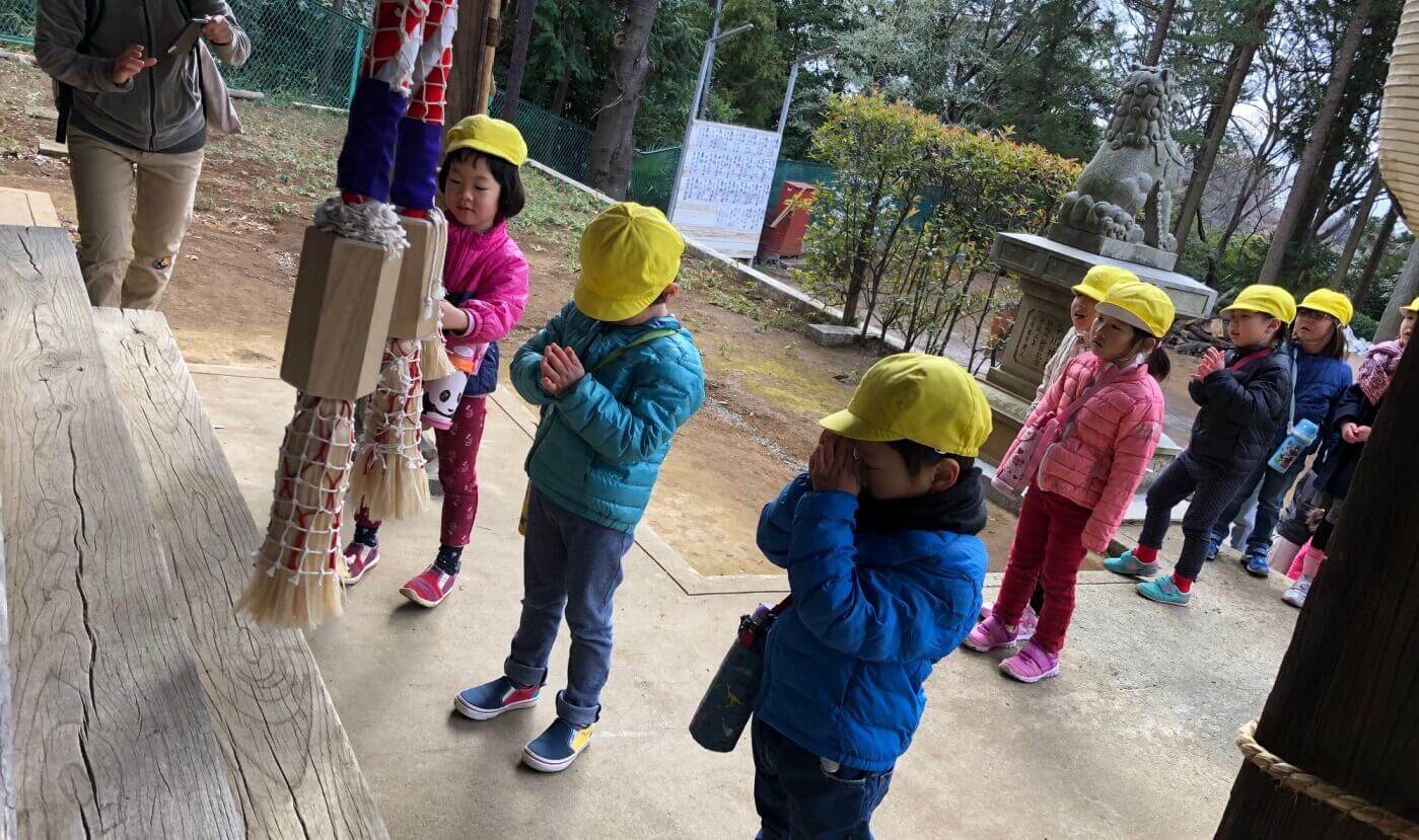 神社でお参り