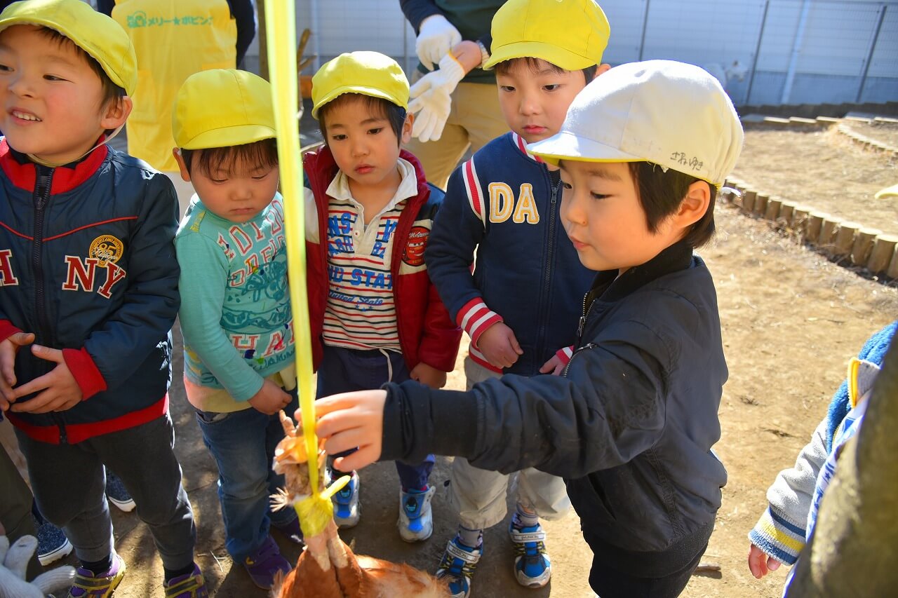 血抜き作業を見学する子どもたち