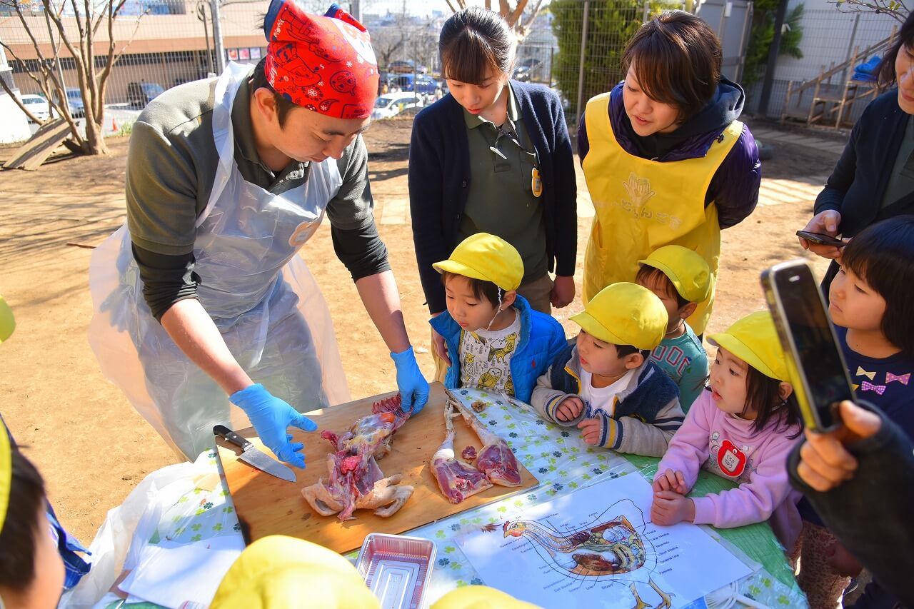 鶏の解体作業