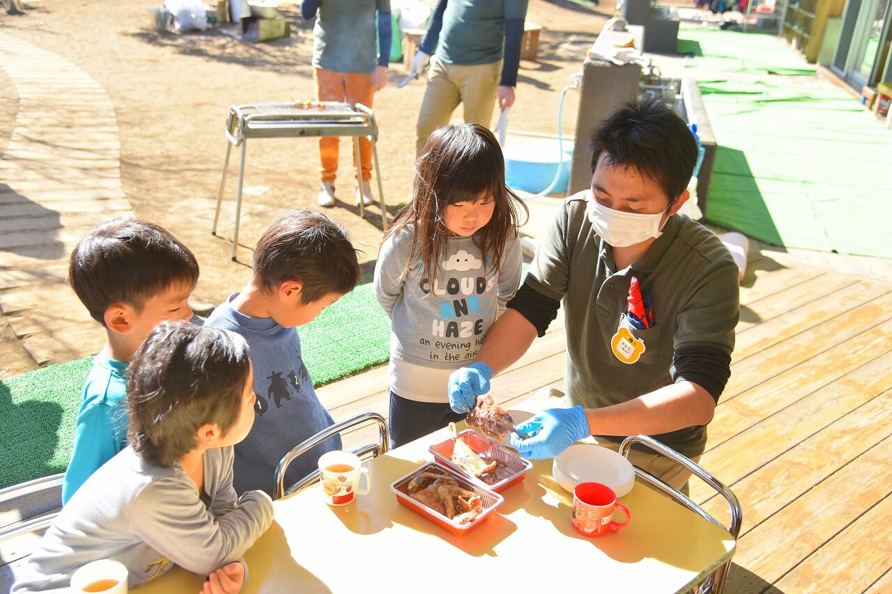 鶏を食べる子どもたち