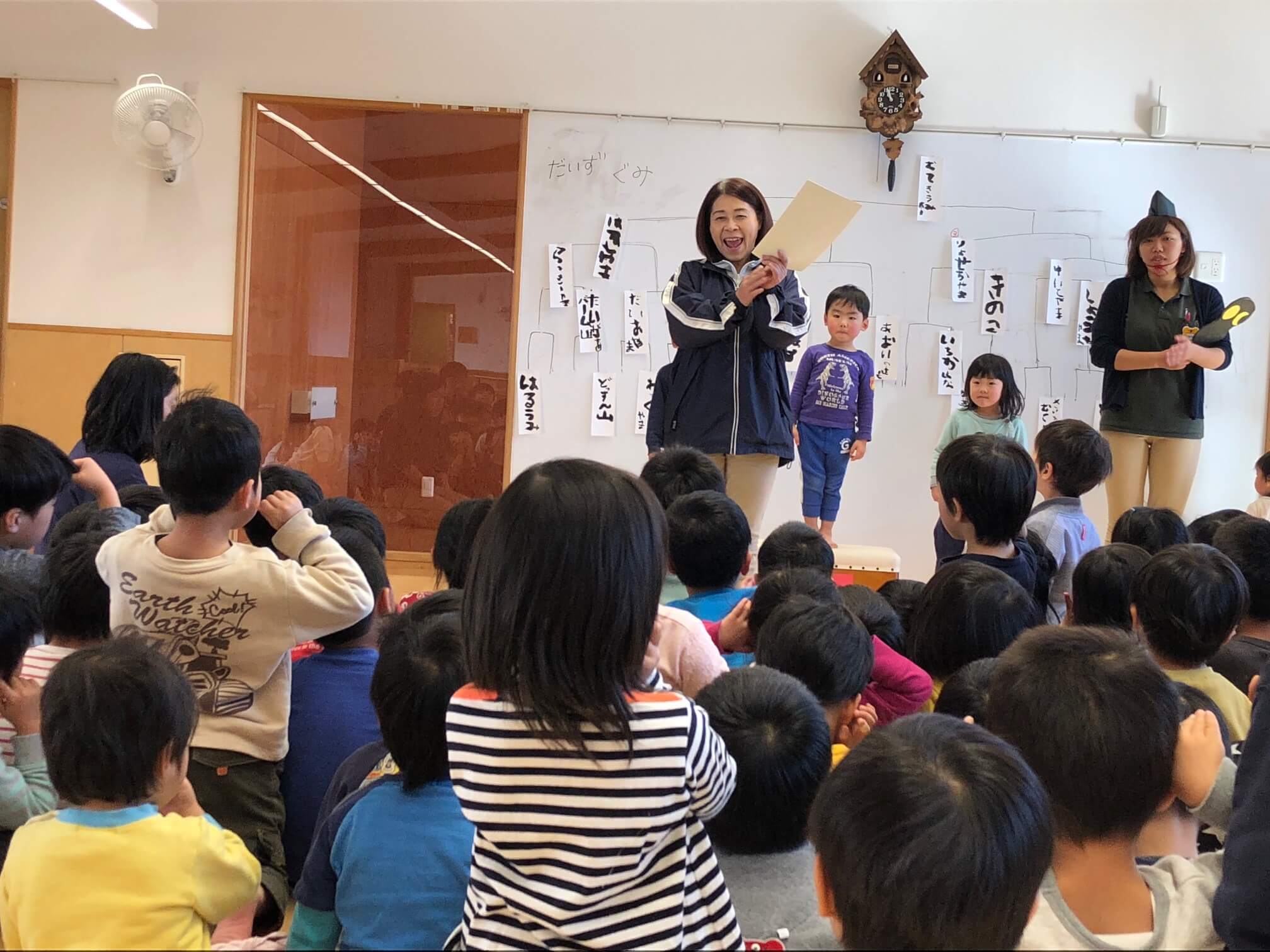 園児たちに話をする中村園長