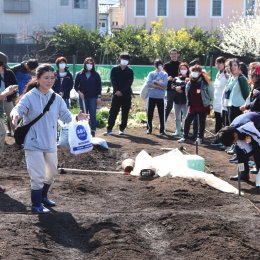 職員1人ひとりが提案して決める。どろんこ会名物「畑畝作り研修」と「年間計画策定会議」を実施