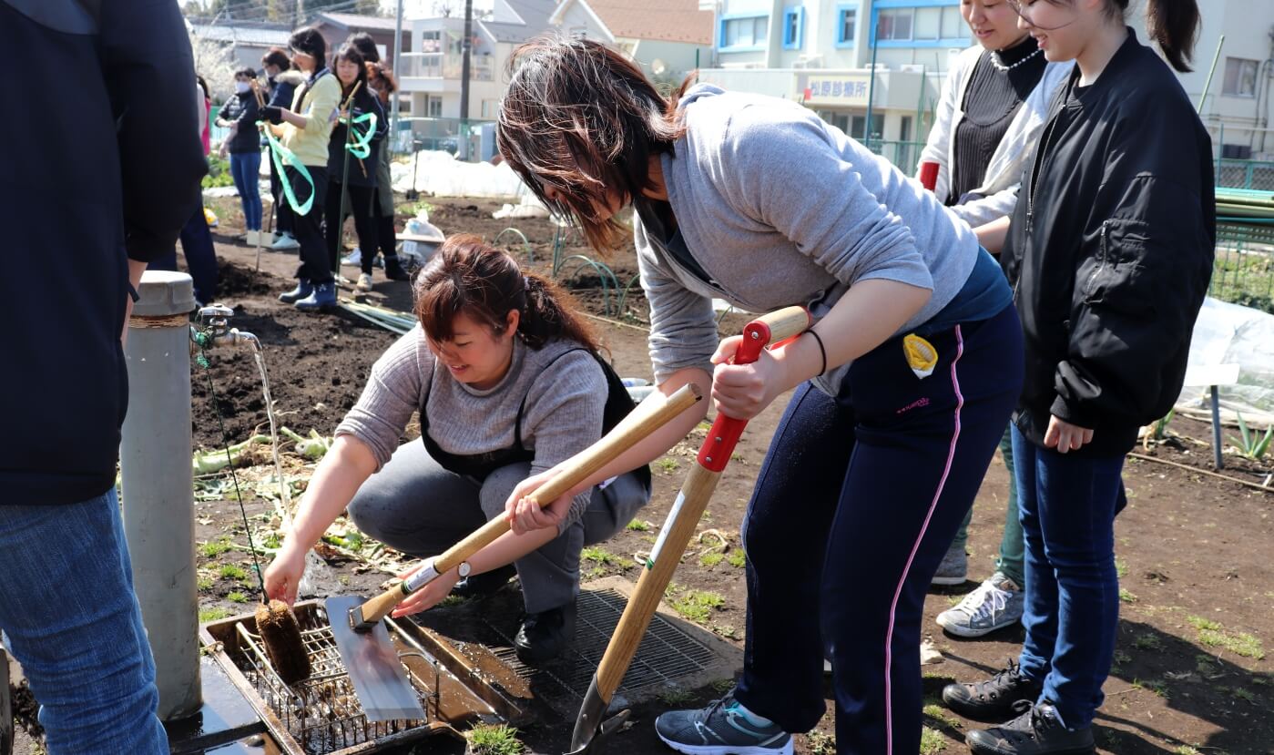 鍬を洗って後片付け