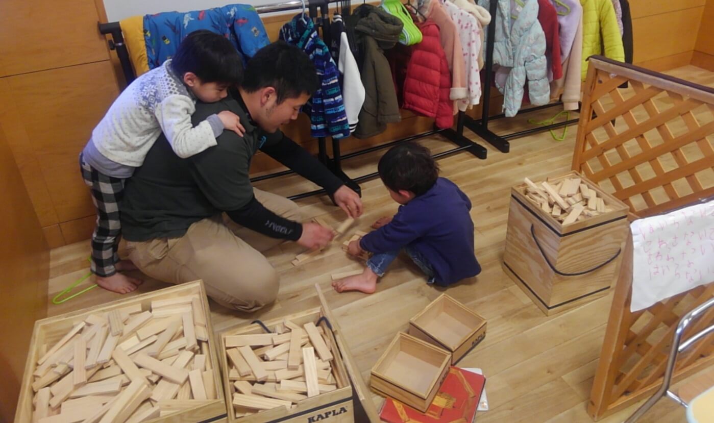 カプラで遊ぶ保育士と子どもたち