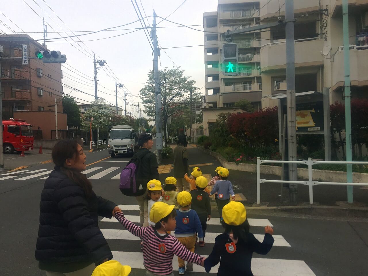 横断歩道を渡る園児