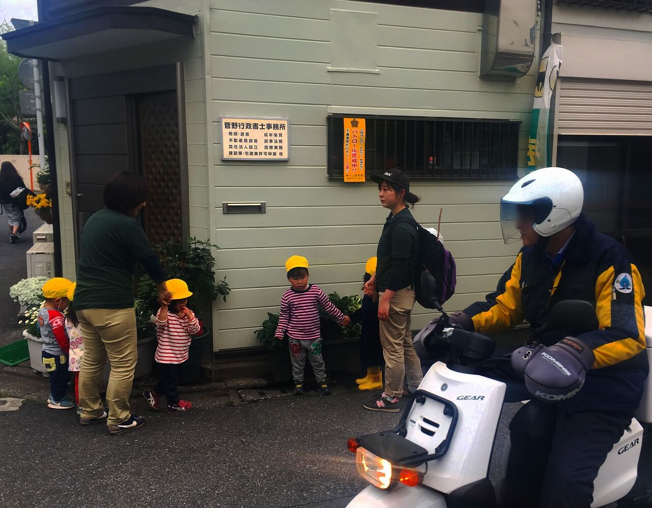 バイクをよける園児