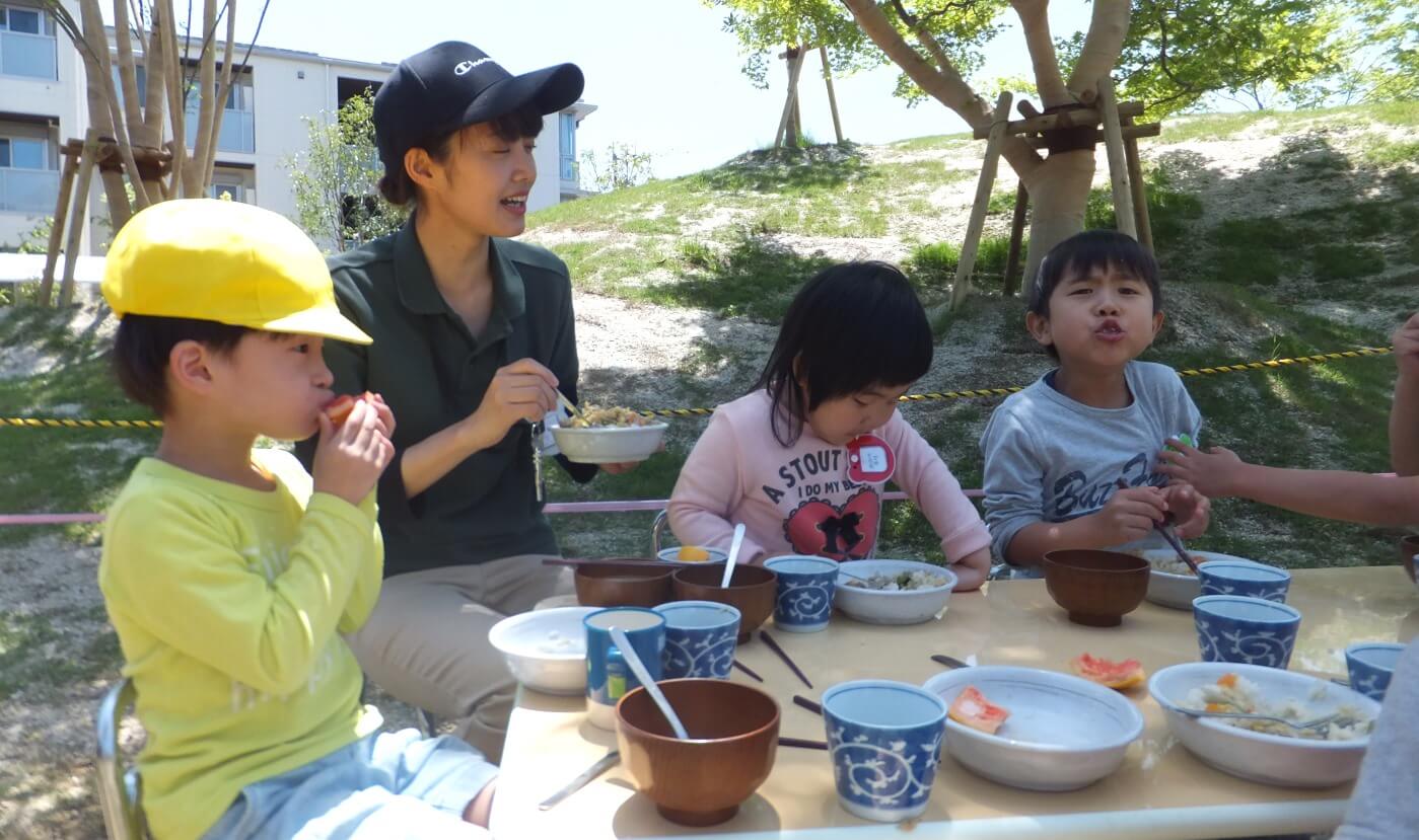 園庭で給食