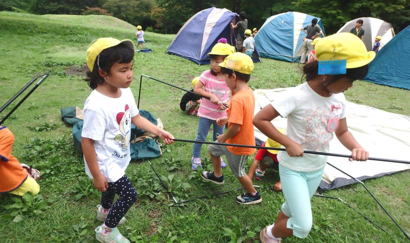 テントを設営する子どもたち