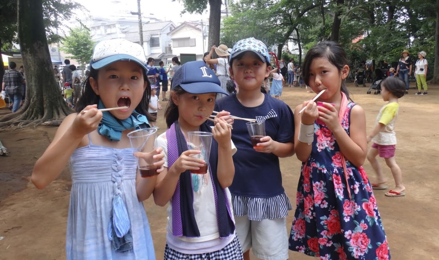 そうめんを食べる女の子たち