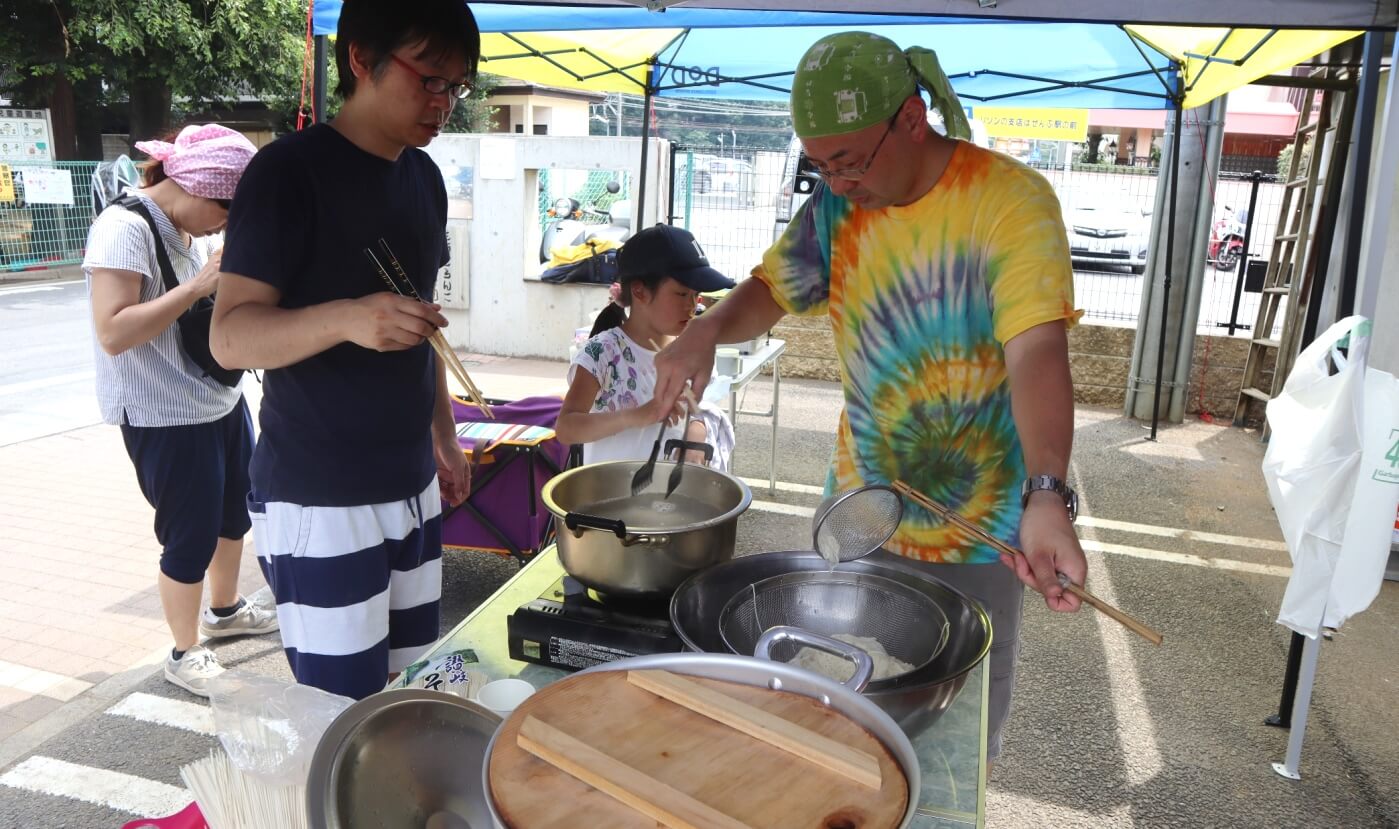 そうめんを茹でる保護者