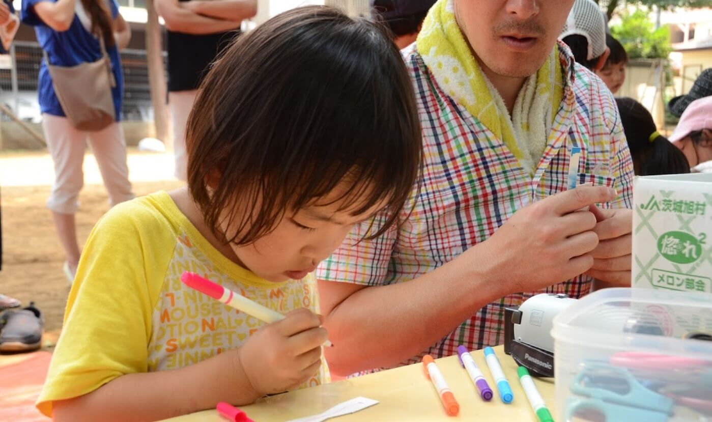 竹とんぼを作る子ども