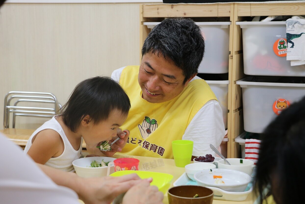 食事介助する高掘さん