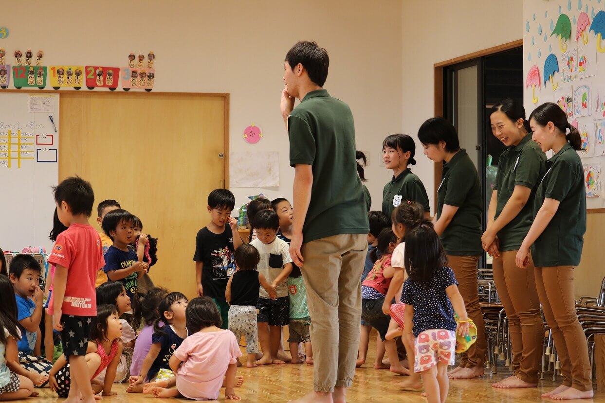 職員による園児への参加者紹介