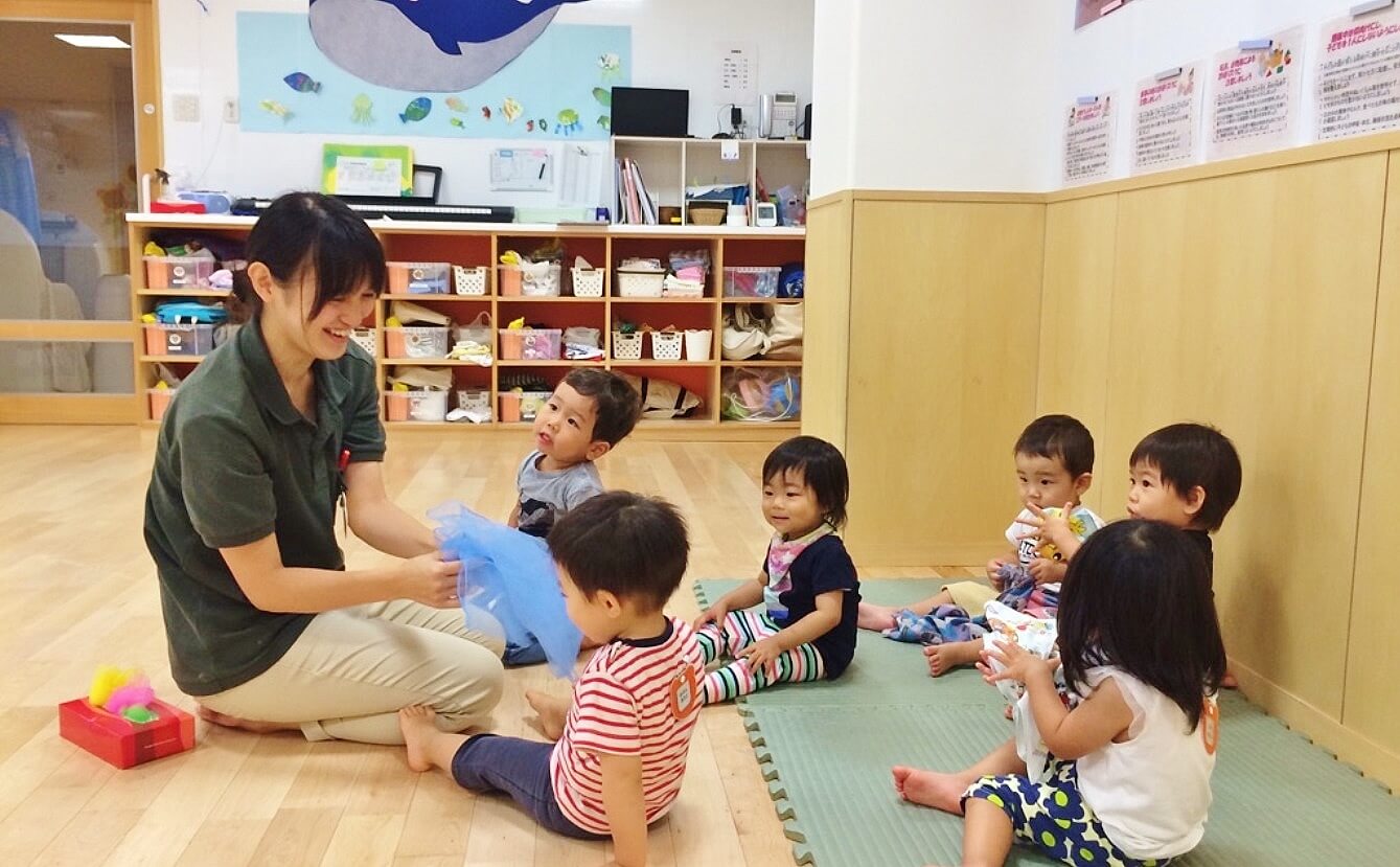 工作をして遊ぶ實川先生と園児