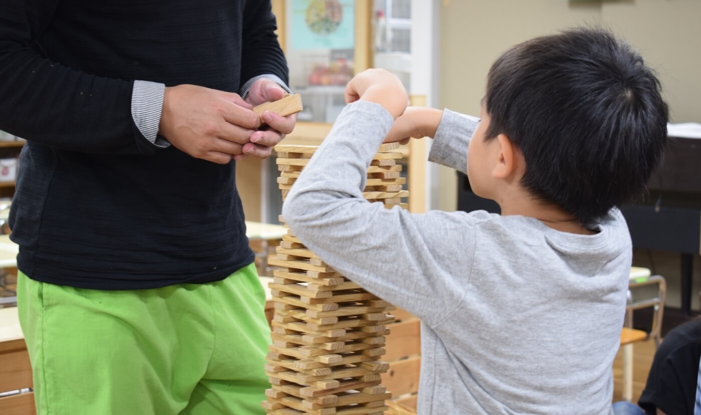 カプラを高く積み上げて遊んでいる