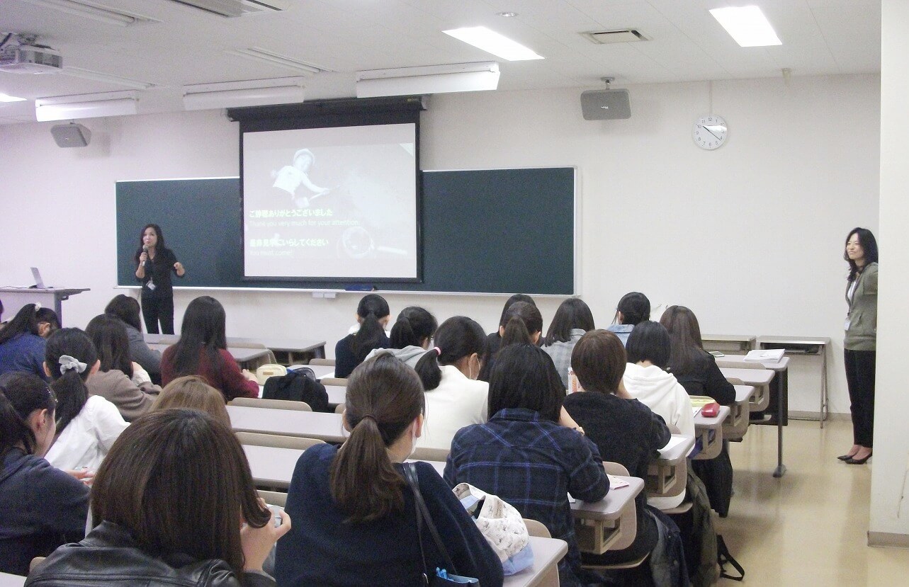 学生に説明する星野教授