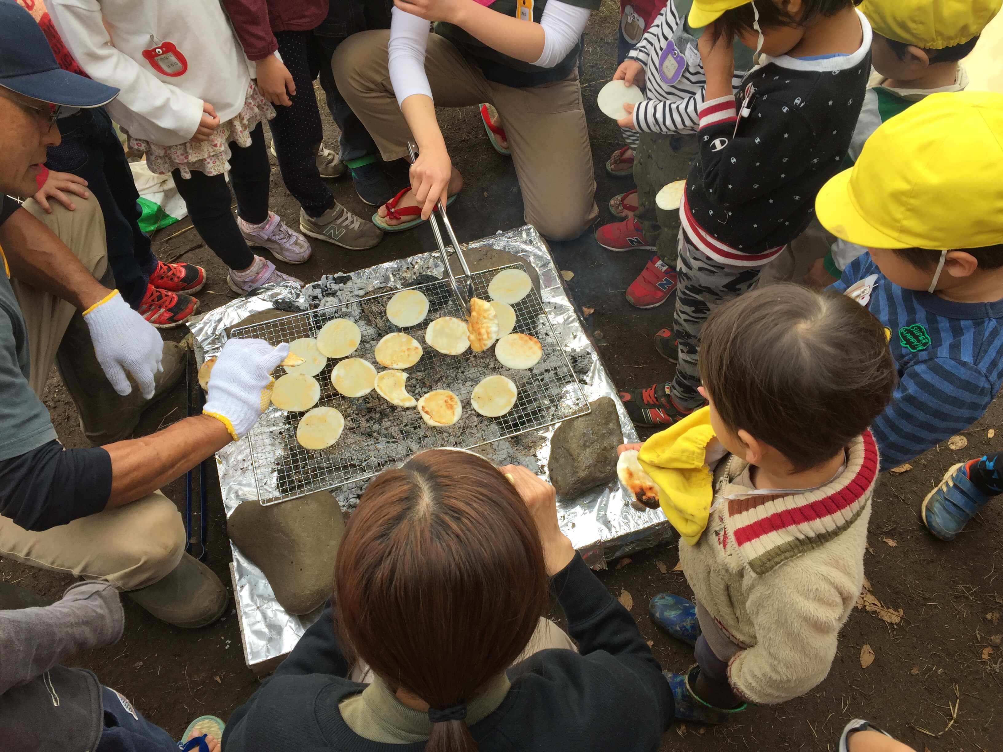 お煎餅が焼けるのを待つ園児たち